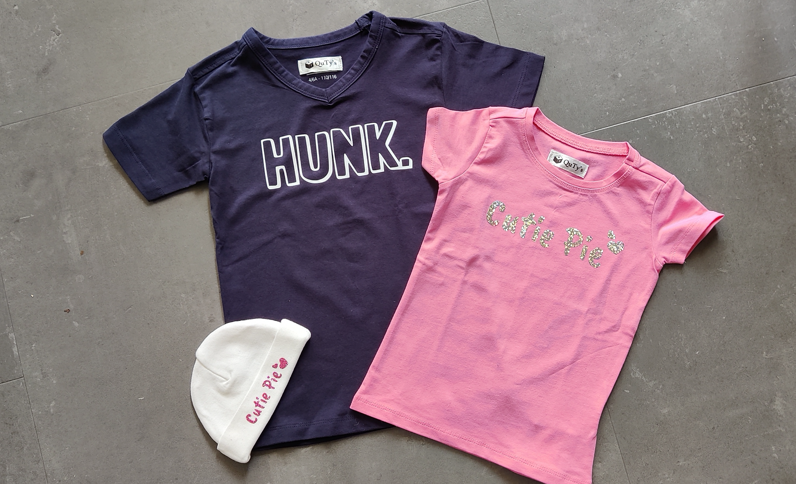 T-shirt's Hunk en Cutie Pie en baby mutsje Cutie Pie